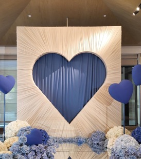 爱心背景墙网红打卡景区拍照橱窗装饰婚礼迎宾区照片墙桁架拱门