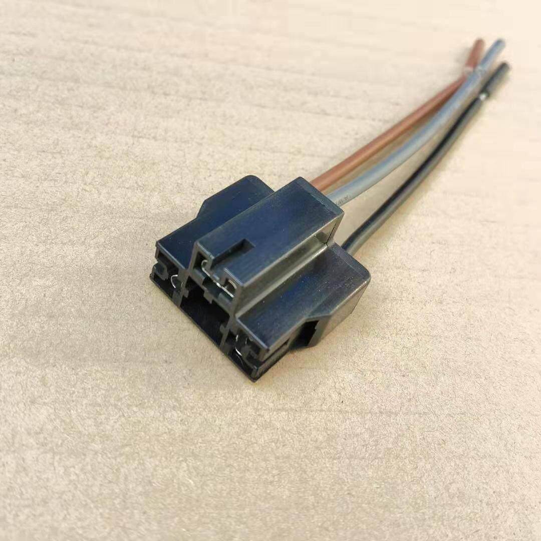 热销汽车H4大灯插座灯泡纯铜线插头接头灯座耐高温尼龙汽车灯泡插