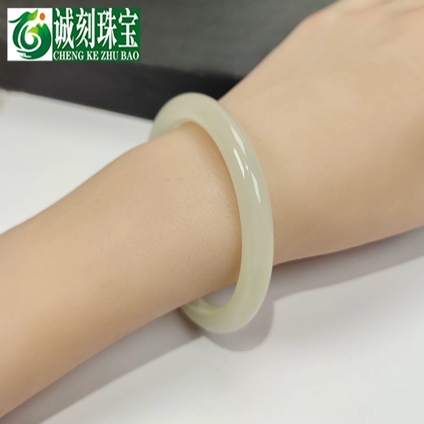 新疆和田白色乳化外蒙料手镯精美细圆条玉镯树脂防弹粗圆条镯子