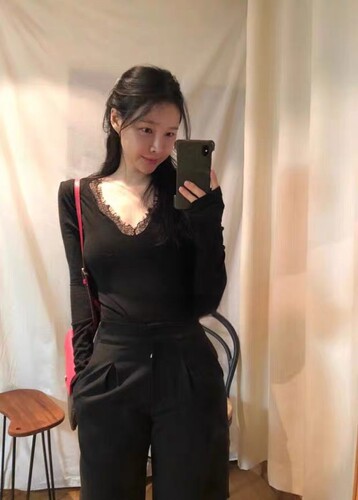 蕾丝拼接V领弹力打底衫上衣