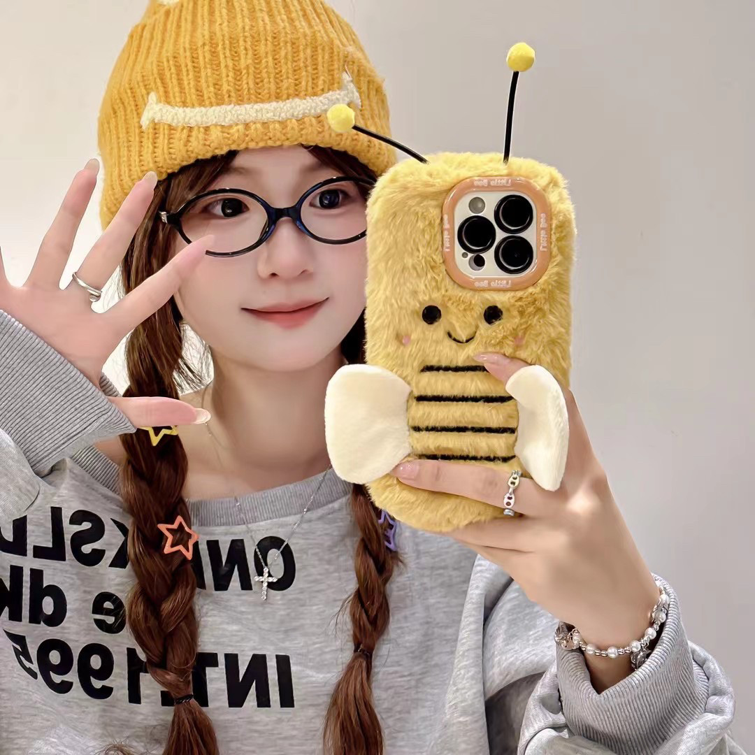 ins风毛绒卡通可爱小蜜蜂适合苹果15手机壳iPhone 16新款防摔14支架13镜头环灯奢华高端12时尚女性防摔11秋冬