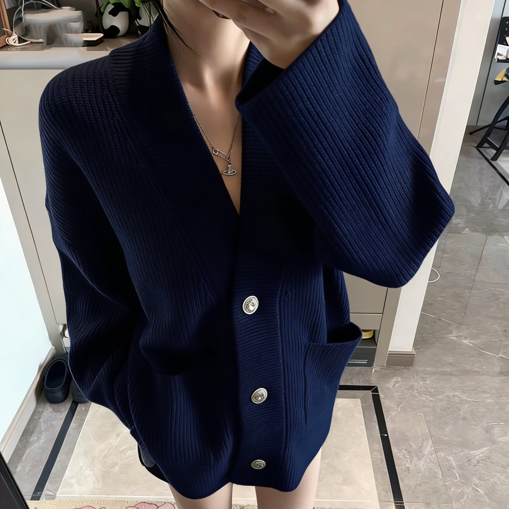 超显白！高级感藏蓝V领毛衣开衫女冬季新款单排扣针织衫外套慵懒