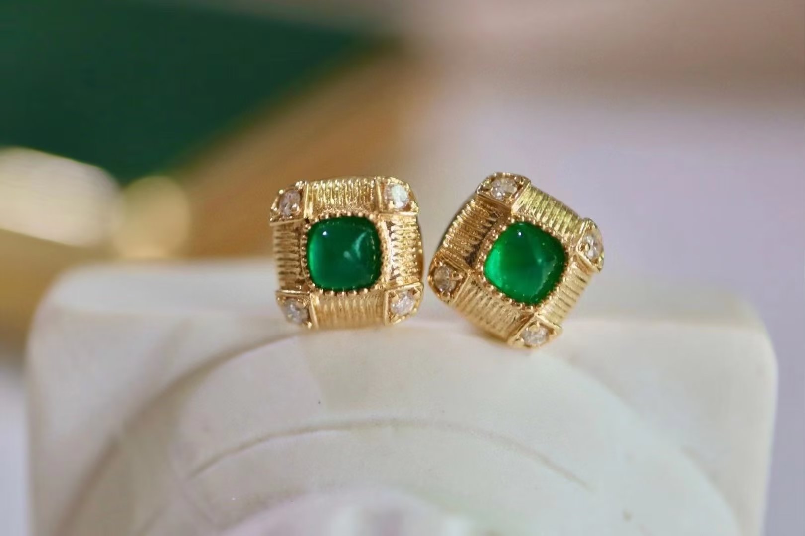 18K金女镶嵌南非高品质钻石0.5克拉天然祖母绿耳钉真金真钻送证书