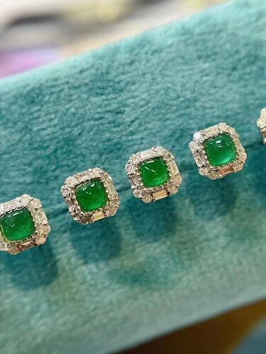 18K金女镶嵌南非高品质钻石0.3克拉天然糖塔祖母绿耳钉耳环送证书