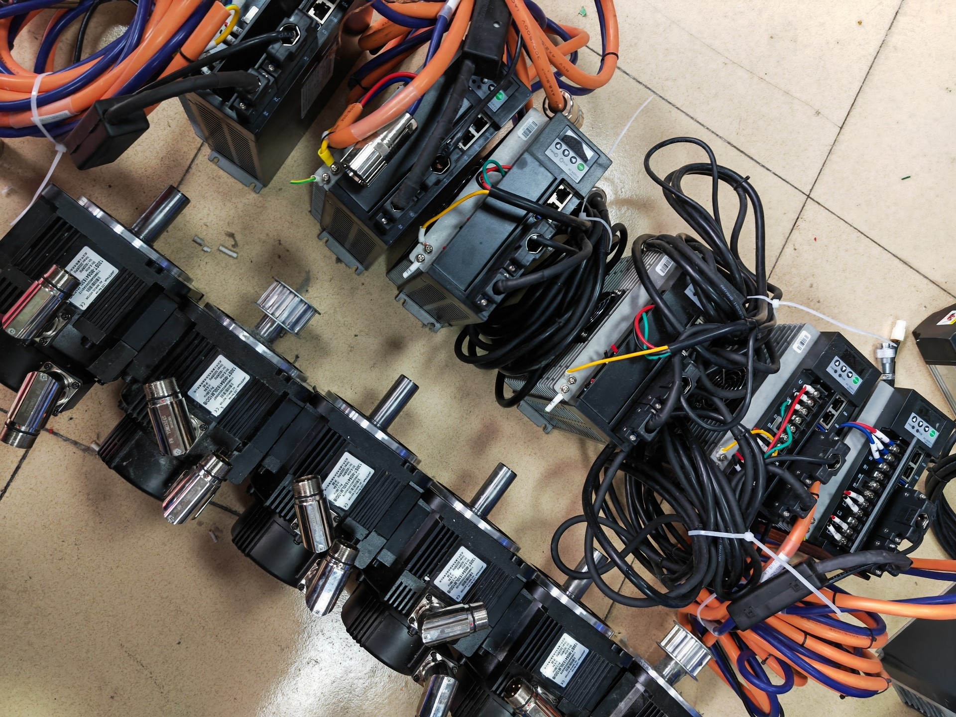 武汉华大1.5KW伺服电机,驱动型号TSVB-PA030L- 议价