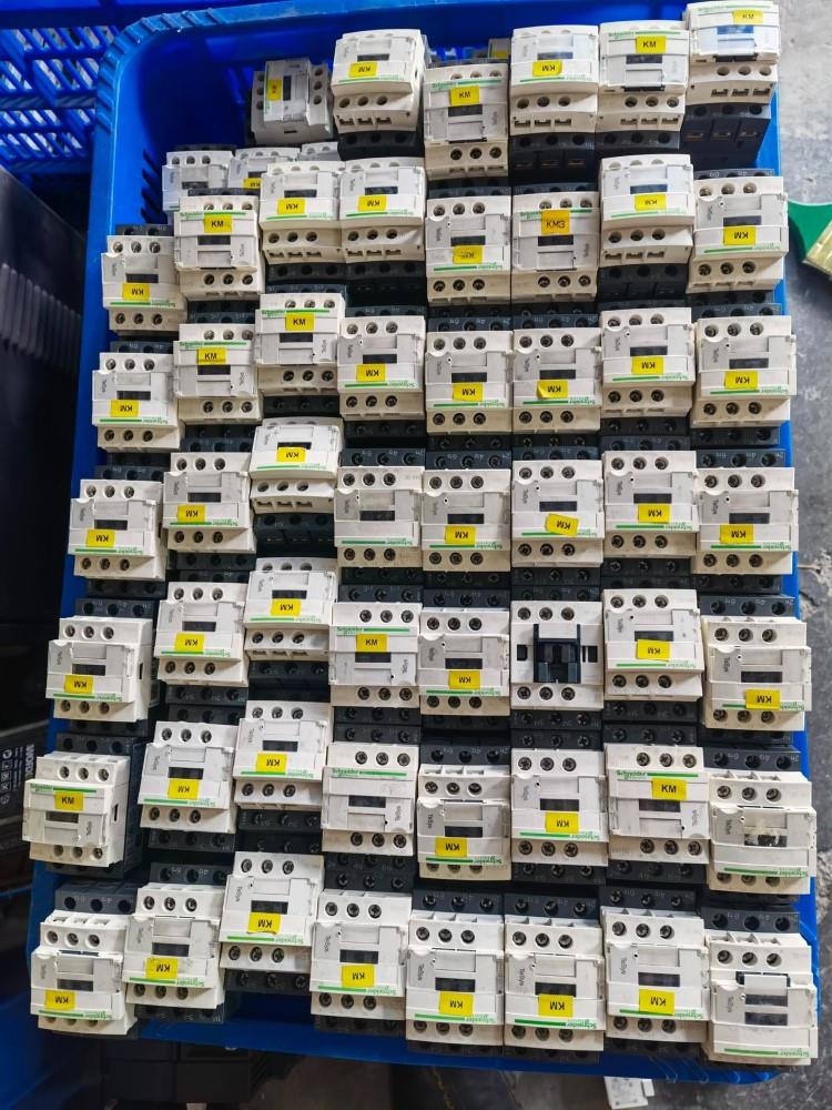 施耐德接触器LC1D18BDC线圈DC24V实物拍摄拆