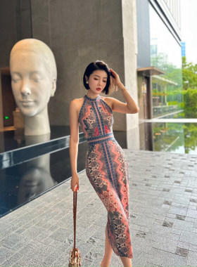 XULU原创夏季大图腾针织印花小众设计感优雅挂脖露肩高腰连衣裙