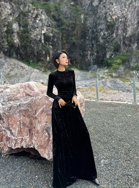 XULU原创秋冬新款细腻钻石绒黑色百搭气质圆领修身长袖连衣裙