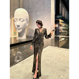 XULU原创秋冬丝绒烫金网格礼服长裙气质名媛修身 前开叉V领连衣裙