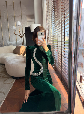 XULU原创新款进口丝绒钉珠包臀裙气质墨绿色修身半高领长袖连衣裙