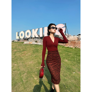 XULU原创轻奢酒红麂皮绒豹纹感包臀裙气质百搭高腰中长款 半身裙