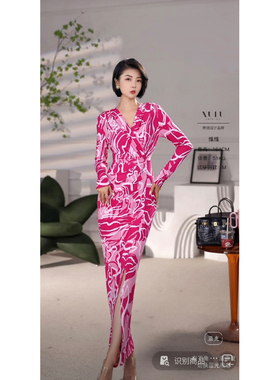 XULU原创初秋抽象红色针织印花长裙法式设计感长袖V领连衣裙