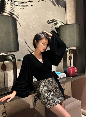 XULU原创新款轻奢黑色植绒收腰泡泡袖V领气质百搭系带短款上衣