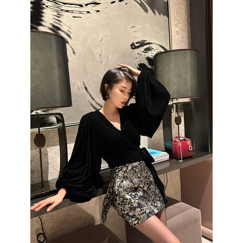 XULU原创新款轻奢黑色植绒收腰泡泡袖V领气质百搭系带短款上衣