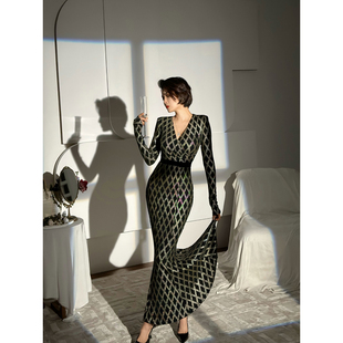 XULU原创压胶菱形烫金针织拼丝绒直角肩高腰长袖 V领鱼尾连衣裙