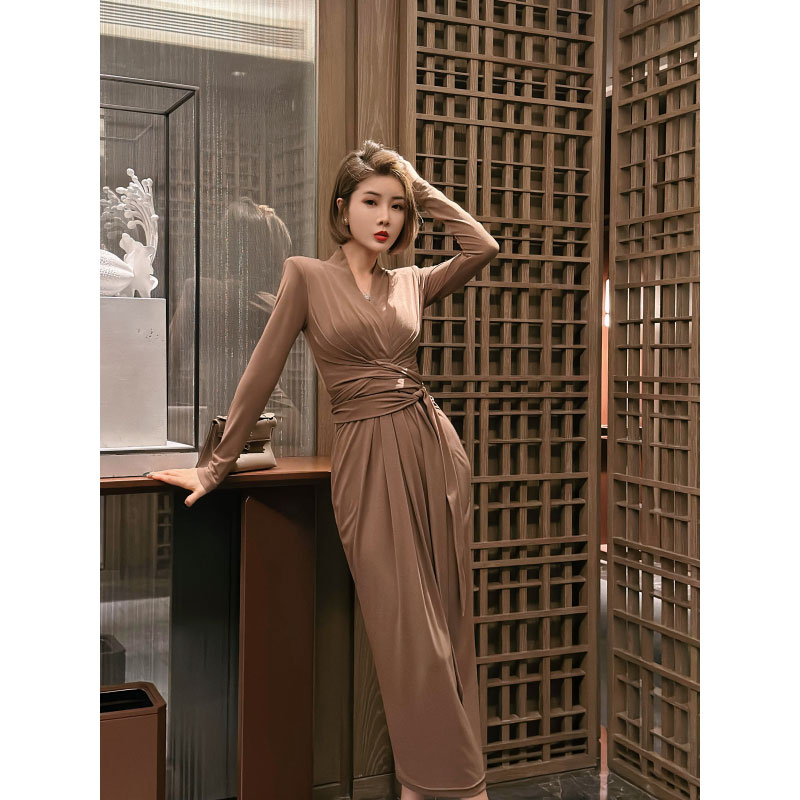 XULU原创简约纯色V领连衣裙