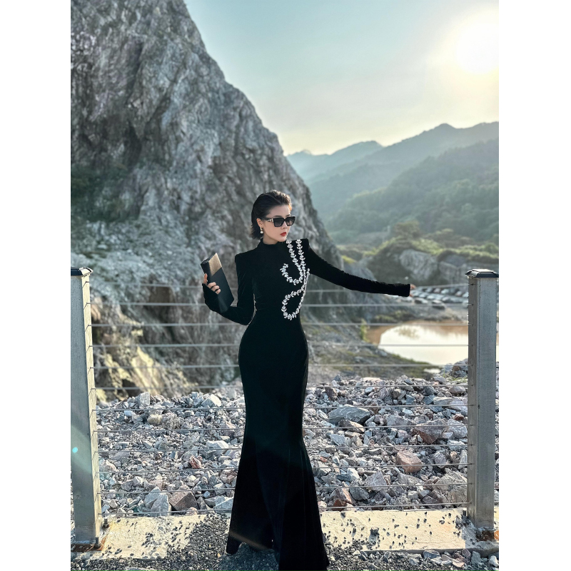 XULU原创新款进口丝绒钉珠鱼尾裙黑色百搭修身半高领长袖连衣裙