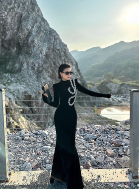 XULU原创新款进口丝绒钉珠鱼尾裙黑色百搭修身半高领长袖连衣裙