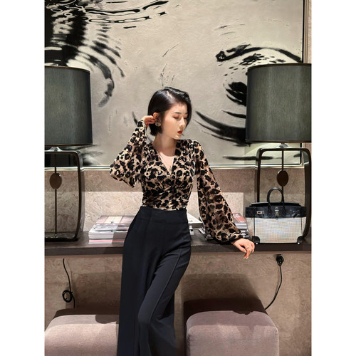 XULU原创秋季豹纹植绒网纱时髦优雅修身褶皱灯笼袖V领打底上衣