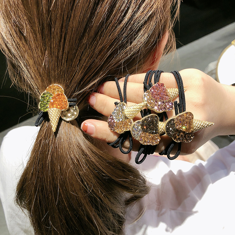 ins网红少女扎头发橡皮筋闪钻