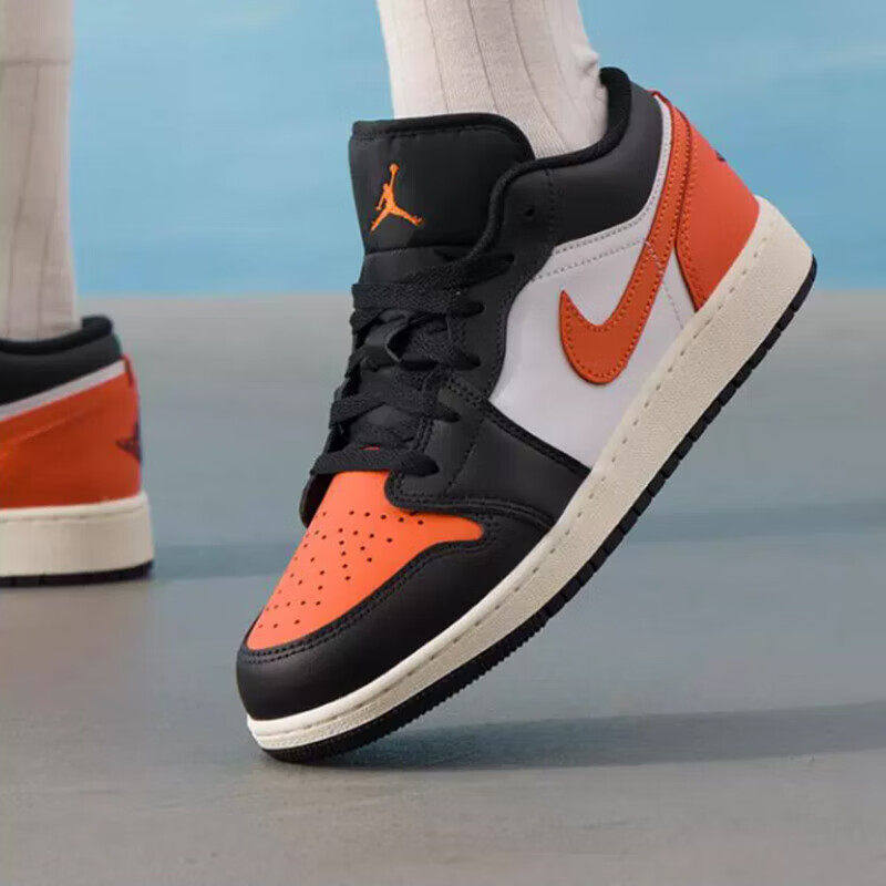 Nike耐克运动鞋女鞋秋季新款AJ1黑橙扣碎休闲鞋减震低帮篮球板鞋