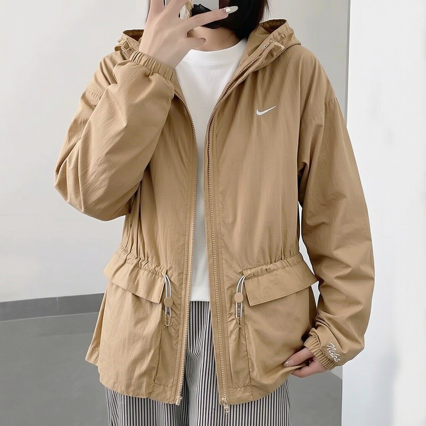 Nike耐克薄款防水夹克户外防晒外套新款女子连帽运动服宽松版上衣