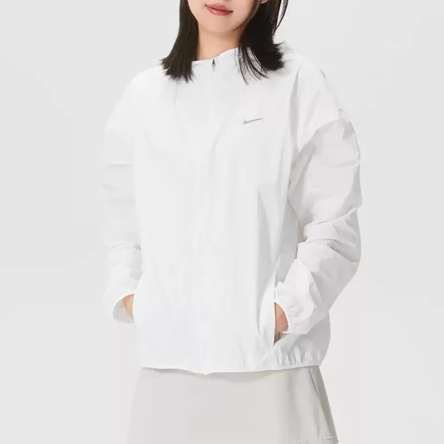 Nike耐克2026年新款女士连帽防风外套轻量运动防晒衣休闲夹克白色