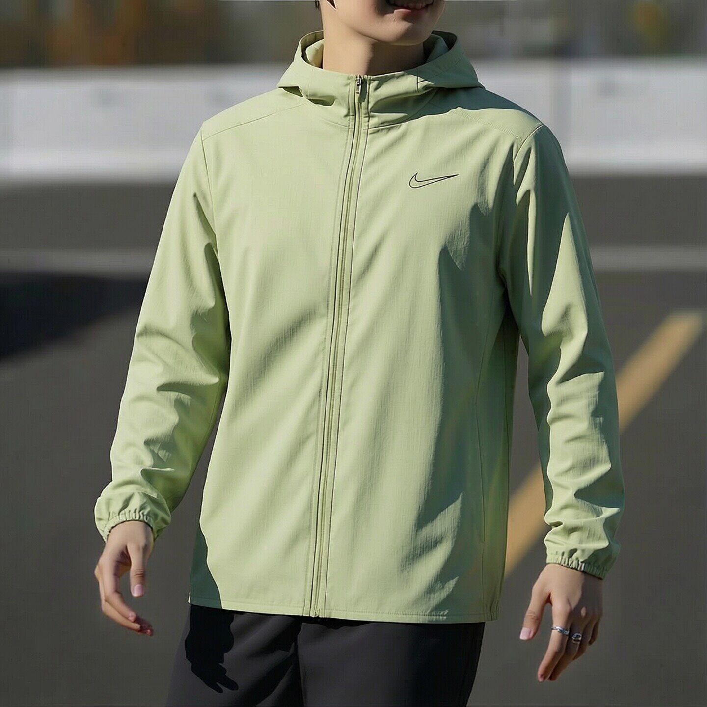 Nike耐克绿色外套轻薄款速干夹克新款男子跑步运动服防晒连帽上衣