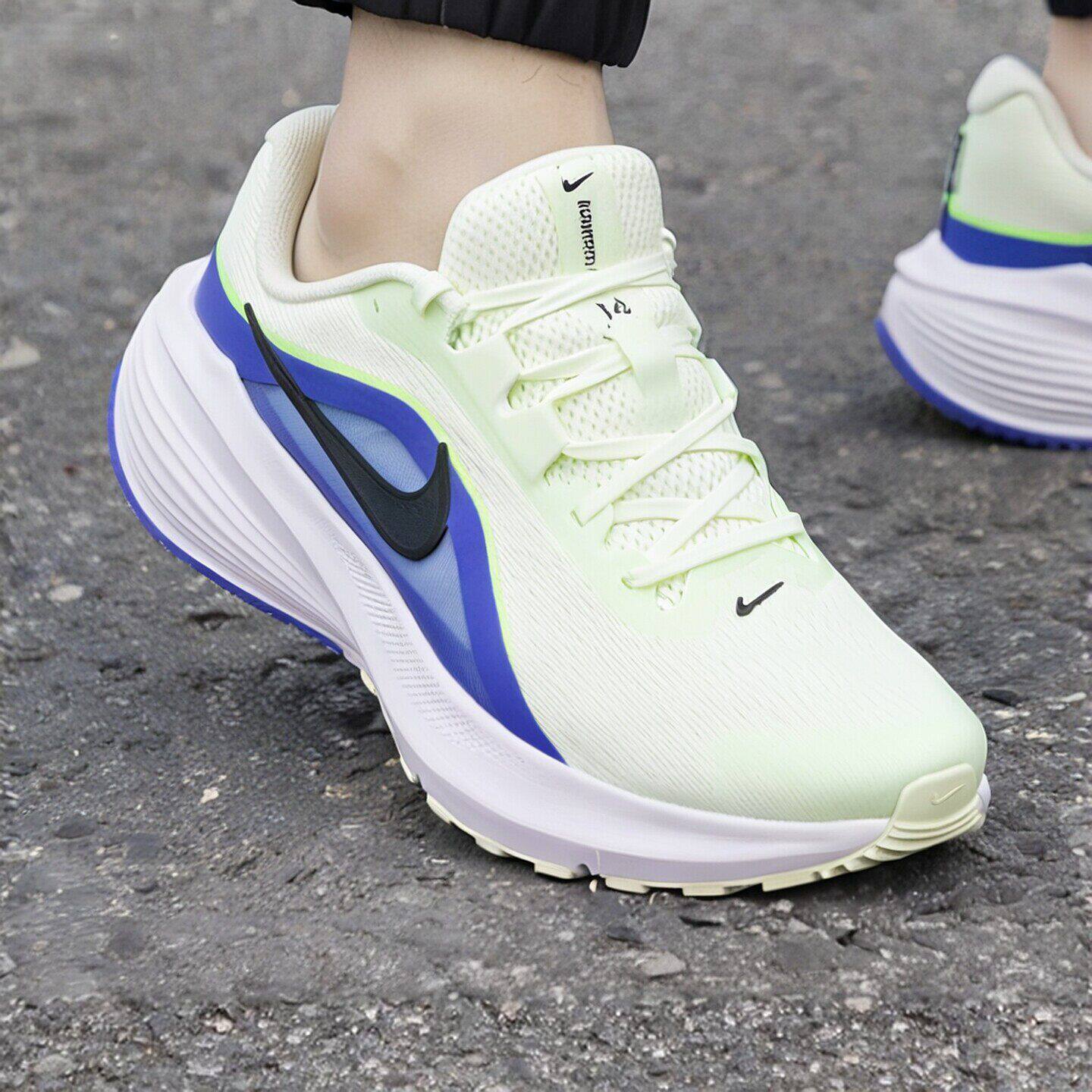 NIKE耐克鞋子白色跑步鞋
