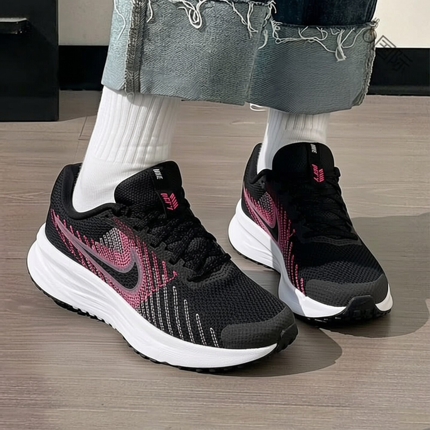Nike耐克鞋子透气网面鞋正品轻便运动鞋黑色跑步鞋女子健身休闲鞋