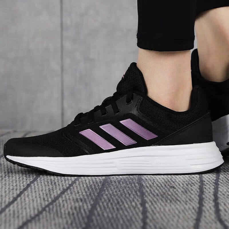 阿迪达斯休闲鞋女鞋夏季新款运动鞋网面透气轻便减震耐磨跑步鞋