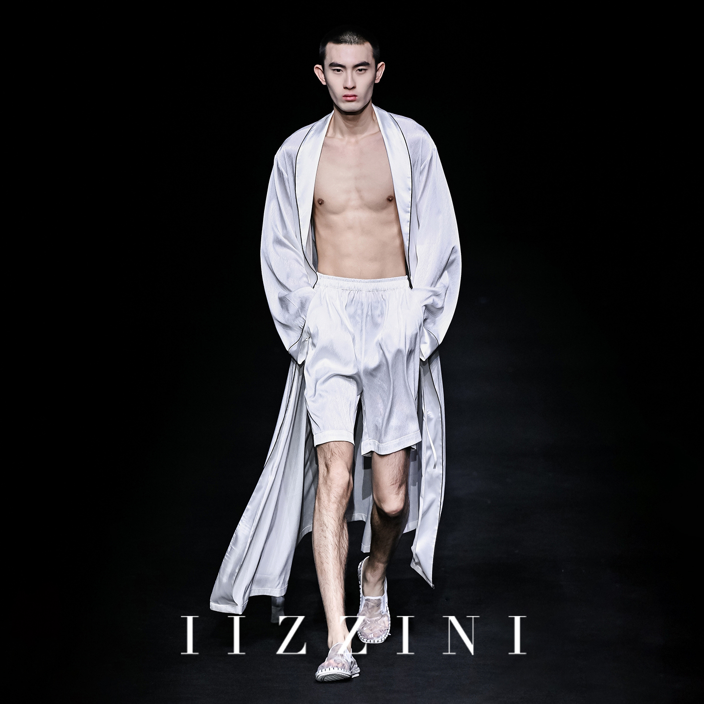 IIZZINI秀场白色奢华长款男睡袍