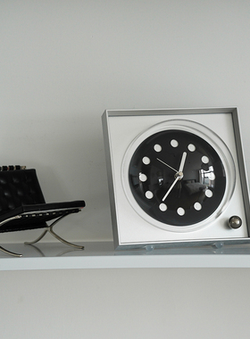 虚室杂陈原创新款黑色钟表台式客厅桌面静音摆件高级感复古包豪斯