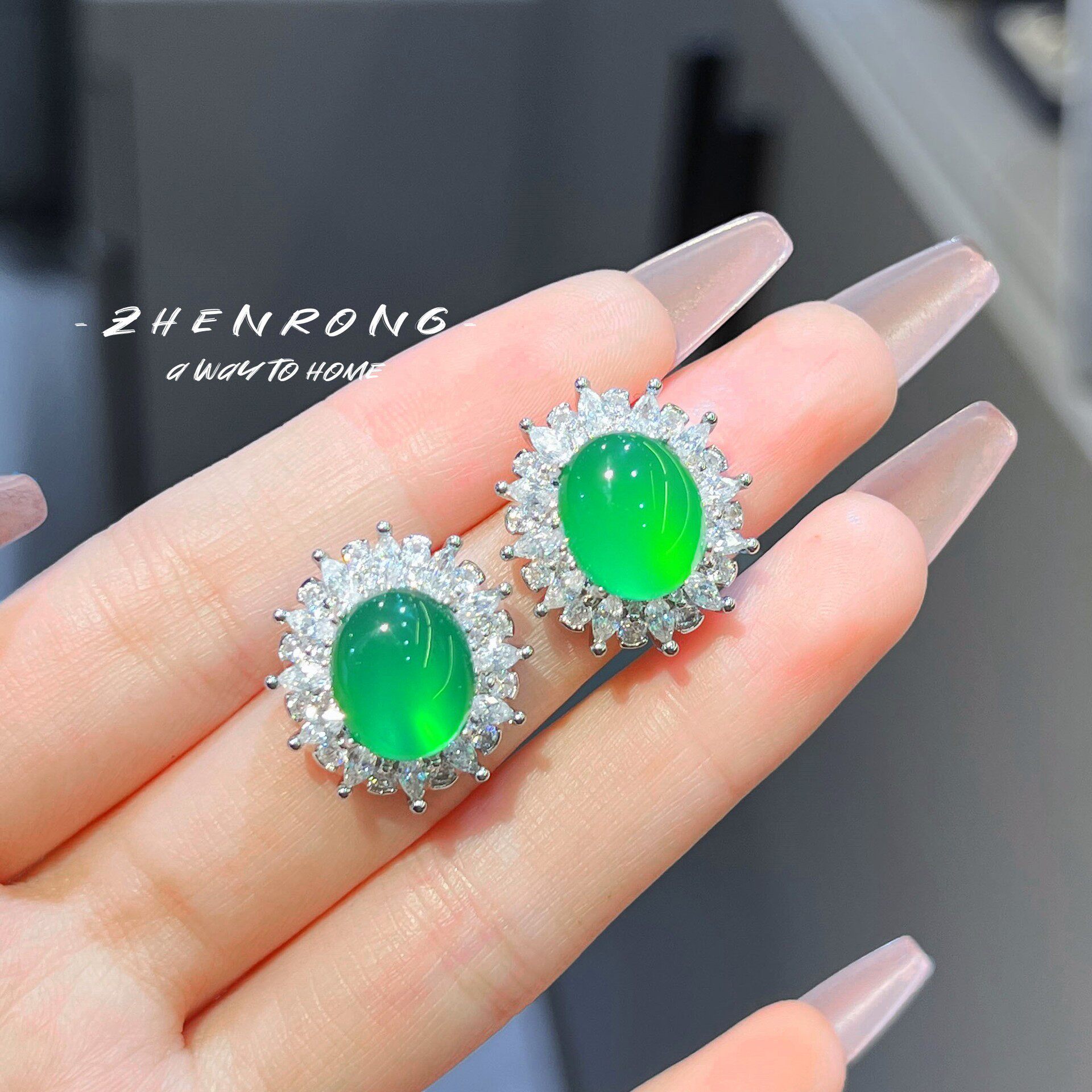 高冰高荧光冰种巴西大鸽子蛋绿玉髓耳钉豪华款镶钻媲美翡翠耳饰女