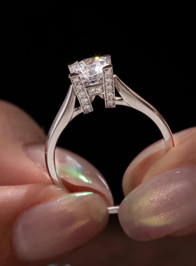 高端设计镀s925银镶钻订婚戒指新款创意HW英文字母克拉仿真钻戒女