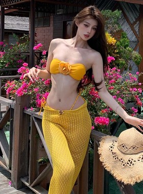 夏季新款立体姜黄色山茶花朵海岛度假显瘦性感抹胸分体比基尼套装