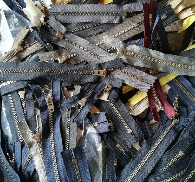 YKK3号短拉链金属裤子铜链弹簧闭锁闭尾杂色拉链按斤称划算