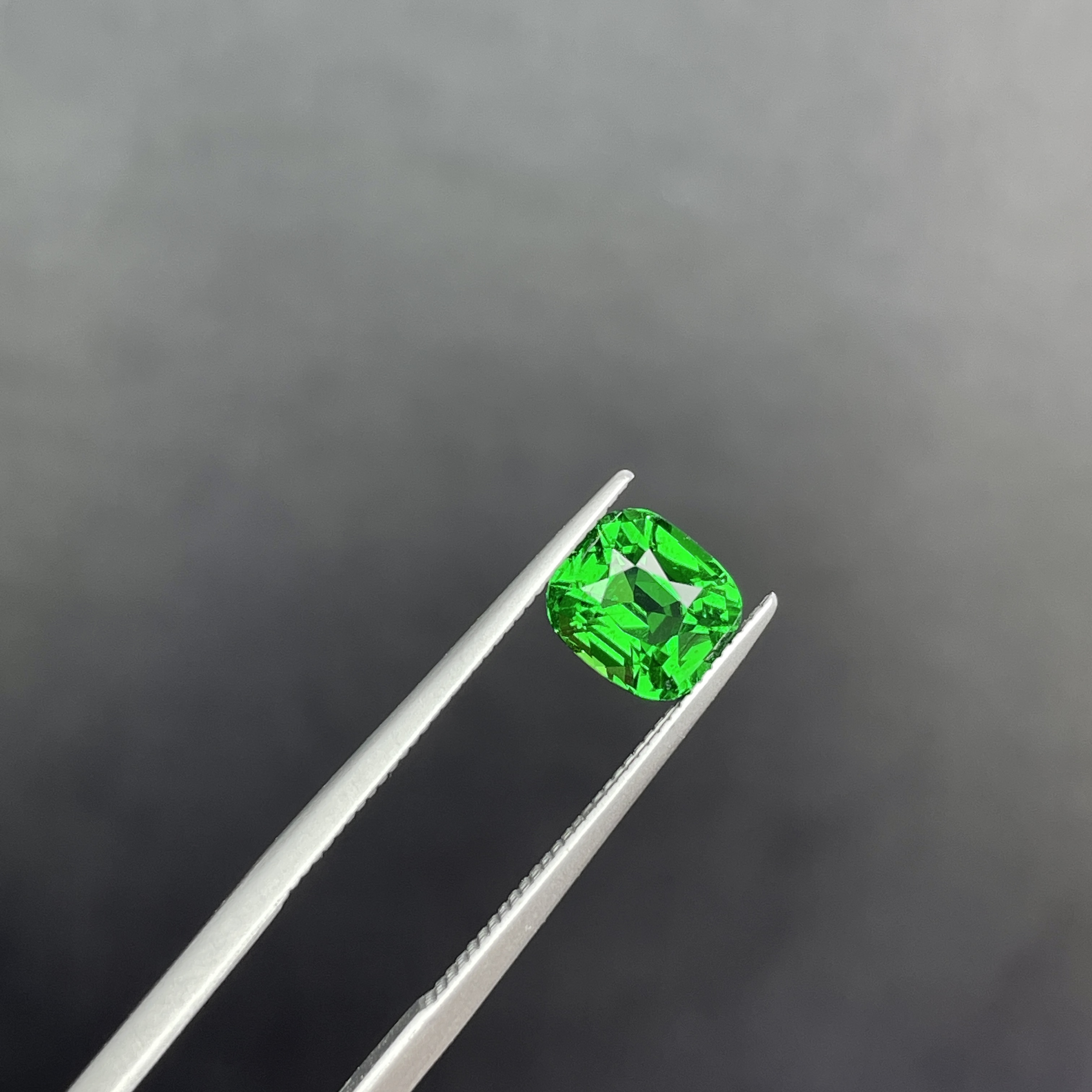 1.58克拉天然卡扎尼绿沙弗莱 干净玻璃体颜色浓艳满火彩 可代镶嵌