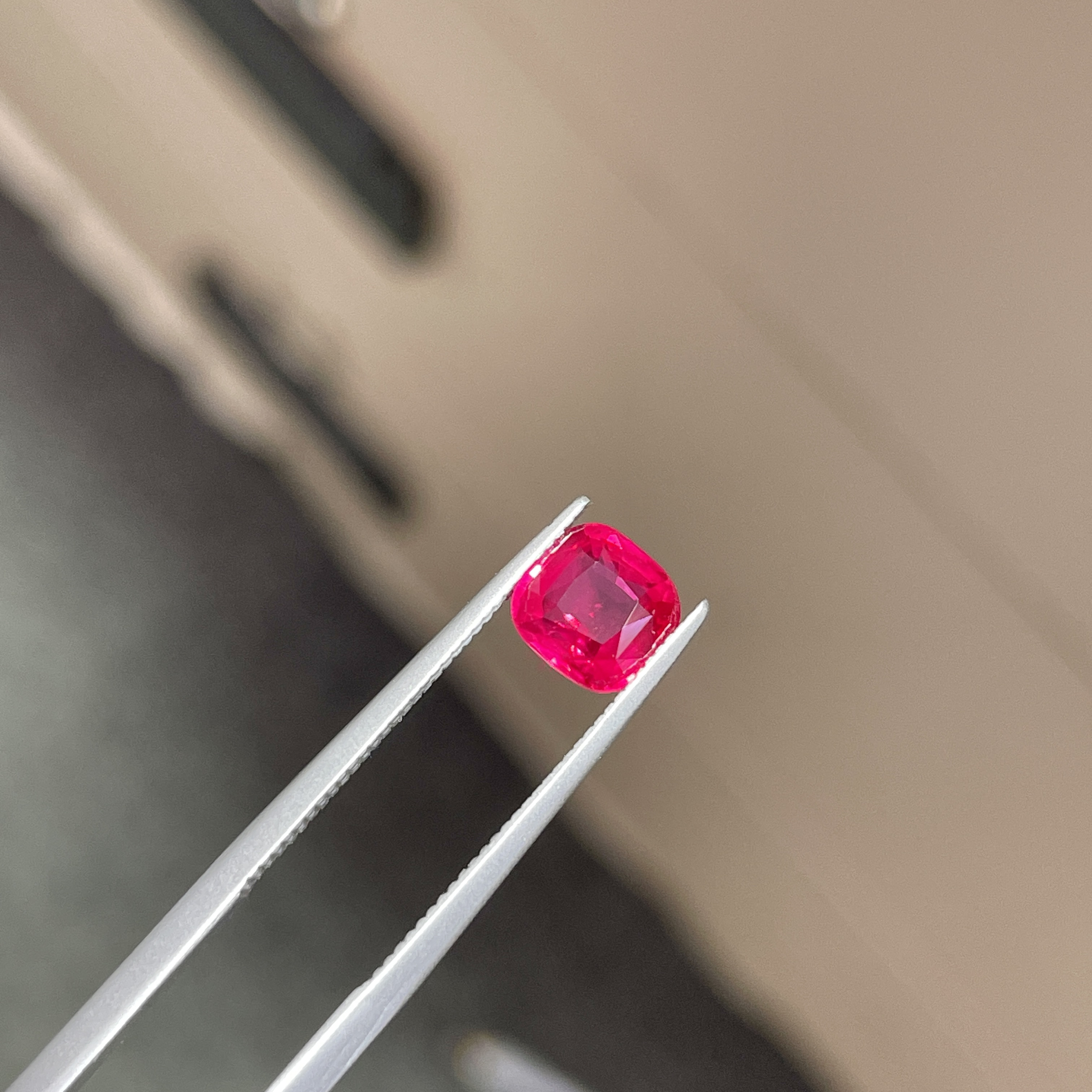 1.53克拉天然无烧鸽血红红宝石 主证鸽血红强荧光 干净玻璃体