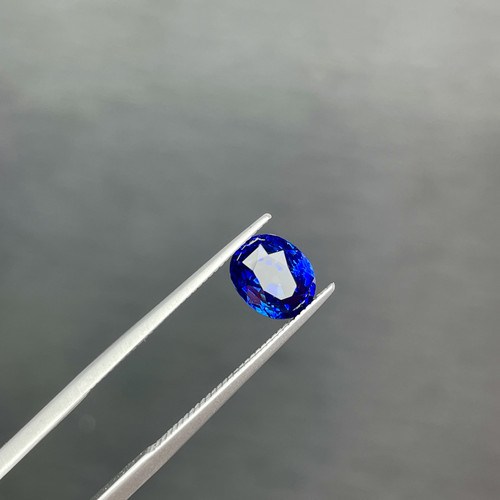 2.06克拉天然老烧皇家蓝蓝宝石 玻璃体颜色浓艳火彩璀璨 代镶嵌