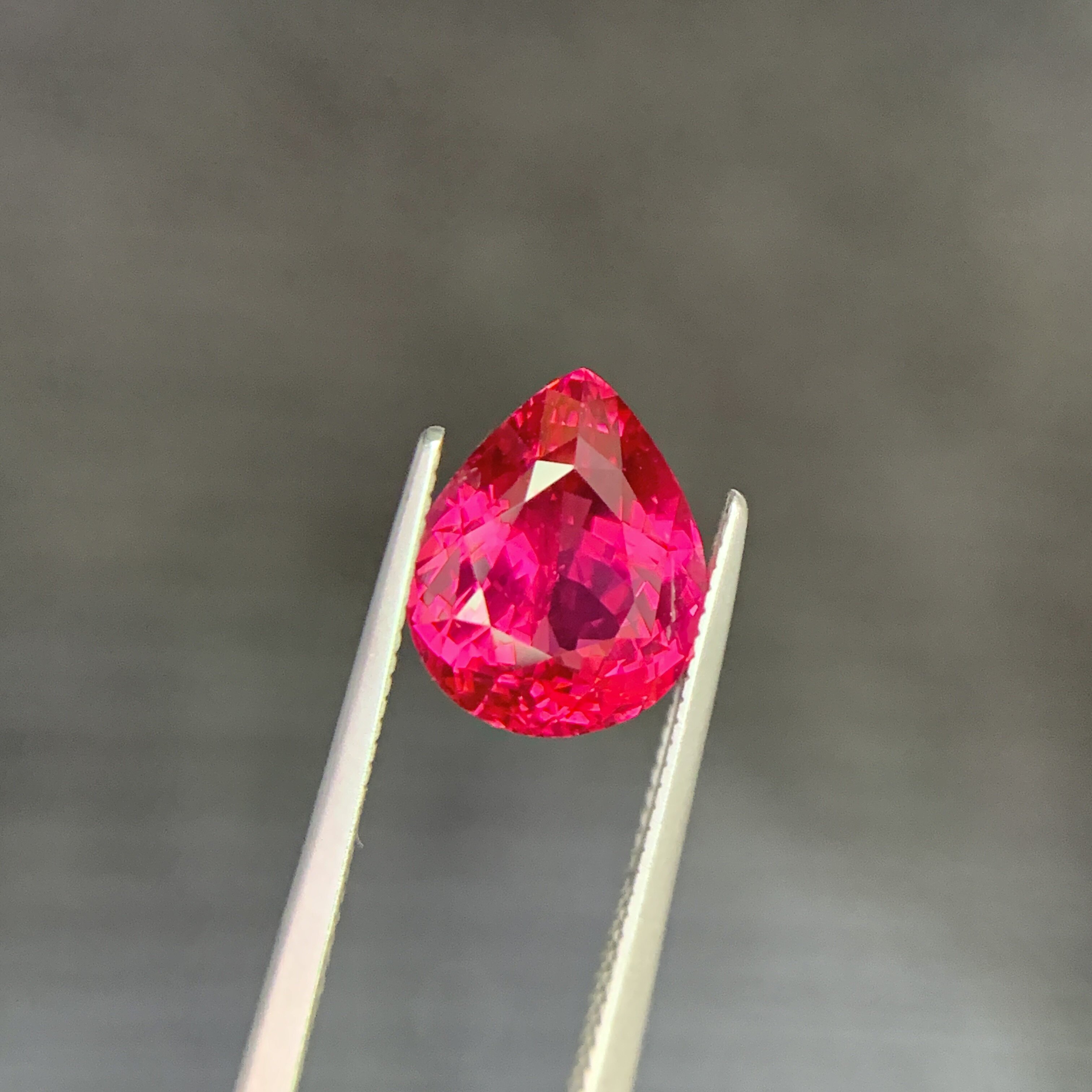 2.78克拉天然超级热粉马亨盖尖晶石 干净玻璃体vb评级吉尔德证书