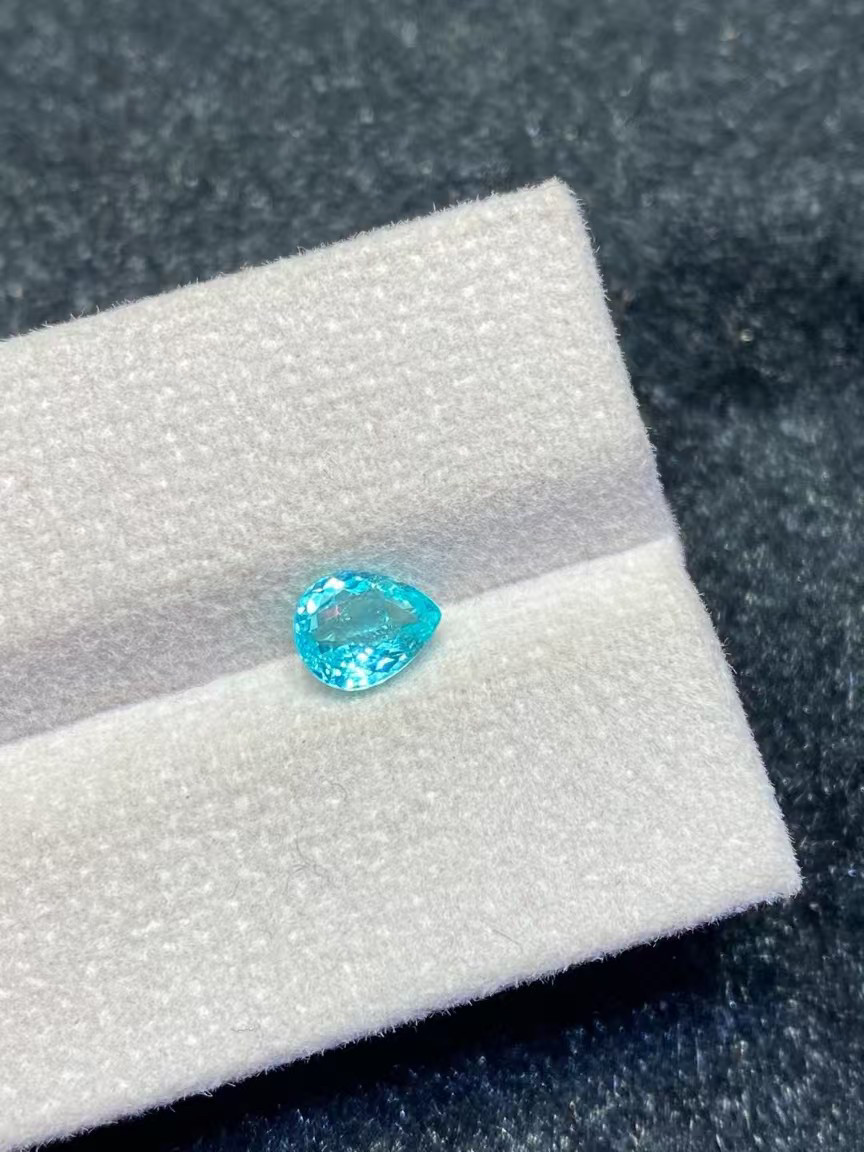 0.62克拉天然帕拉伊巴碧玺 干净玻璃体 水滴切工 火彩璀璨代镶嵌