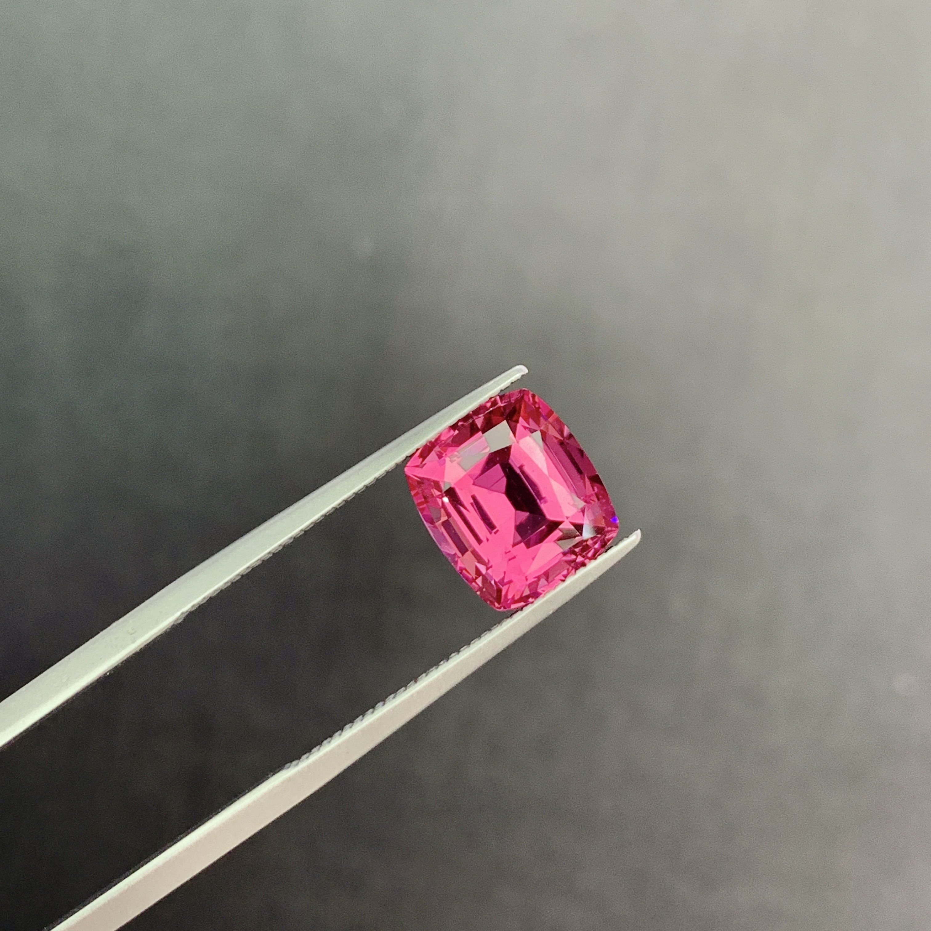 3.91克拉天然马亨盖尖晶石 全净玻璃体热粉色 颜色浓艳