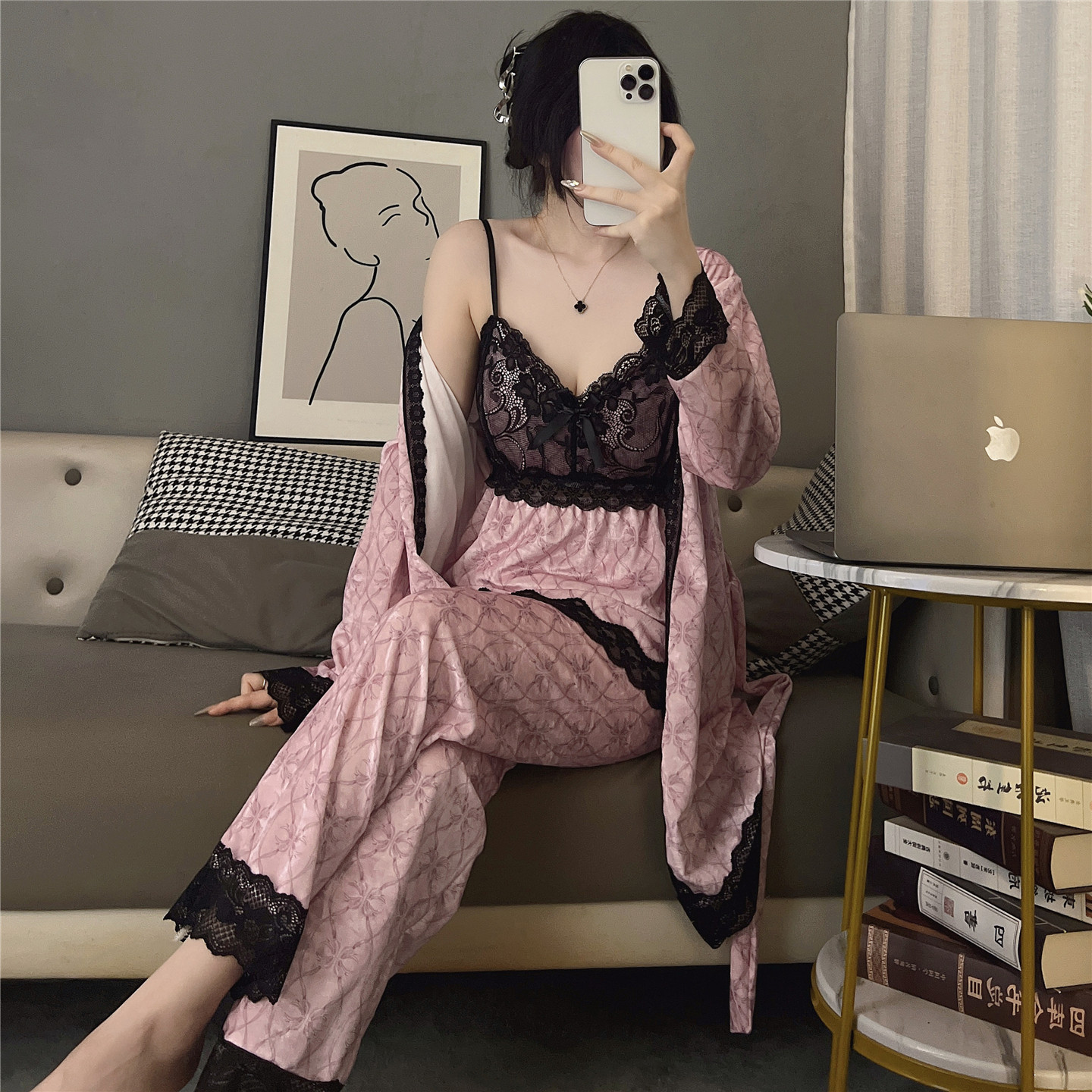 金丝绒性感蕾丝吊带睡衣女秋冬2026年新款带胸垫睡袍家居服三件套