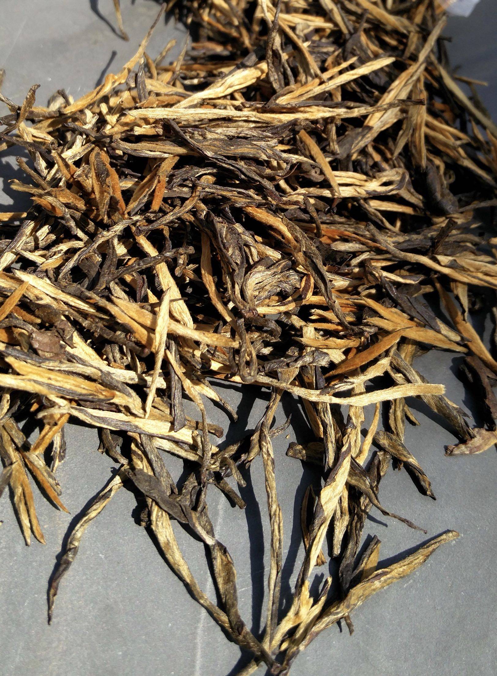 小松针红茶100克装蜜糖甜单芽制作云南红茶85度水温冲泡为宜