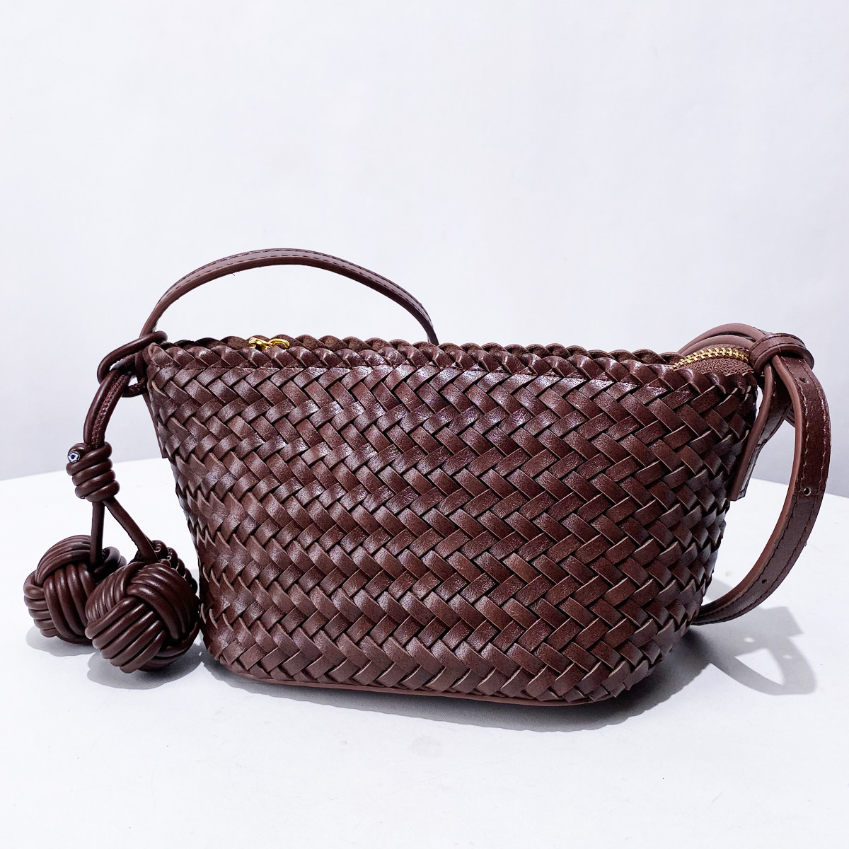 欧美复古手工编织小船包2025新款质感小号带挂饰单肩斜挎包造型包