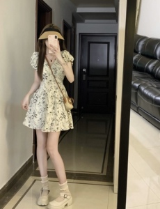 2023新款法式显瘦气质v领短裙子超仙甜美小个子碎花连衣裙女夏季