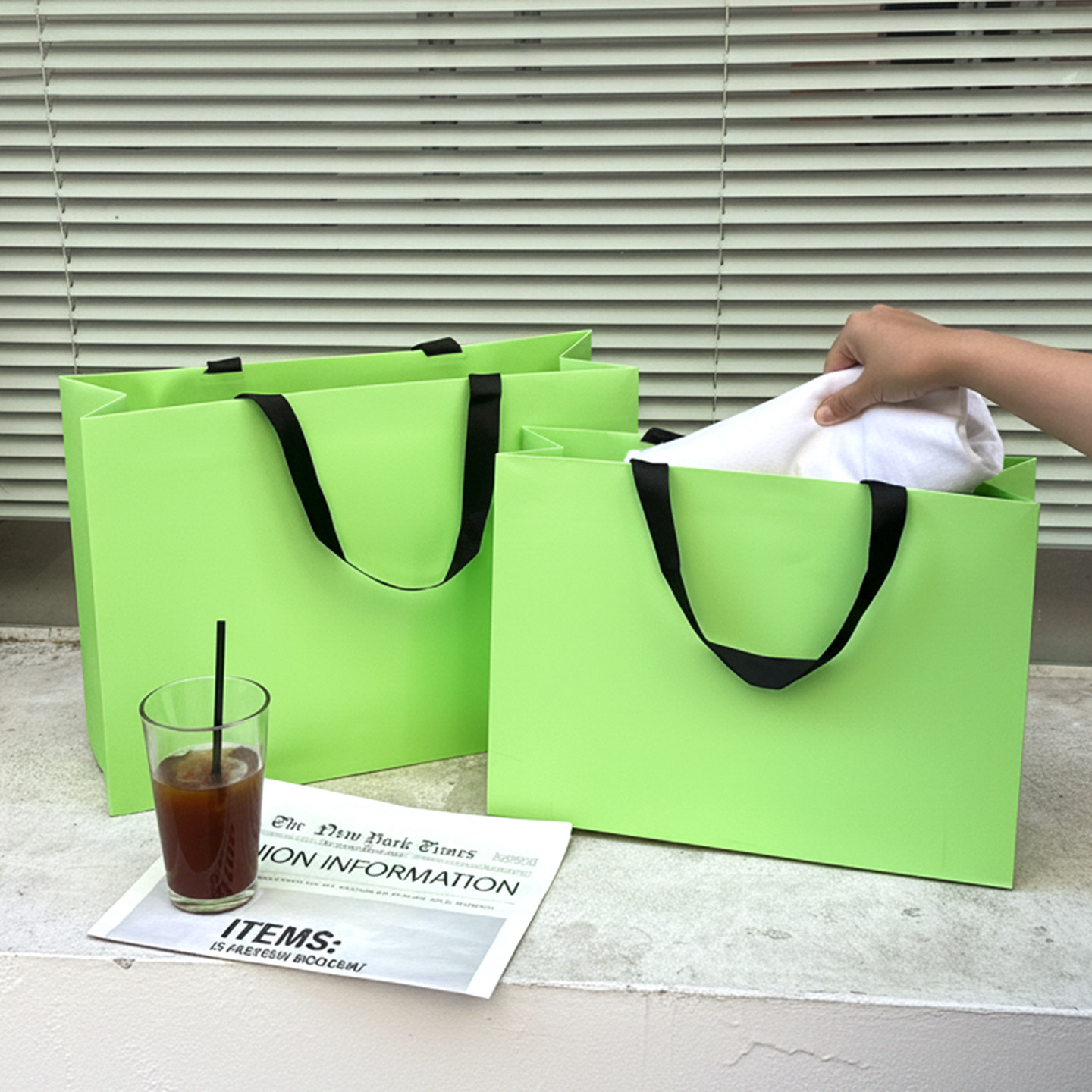 牛油果绿色服装店手提袋简约纸袋手提袋礼品袋定制大容量加厚新款
