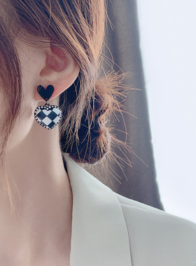 黑色爱心耳环2026新款爆款耳钉女气质饰品高级感轻奢耳坠大气耳饰