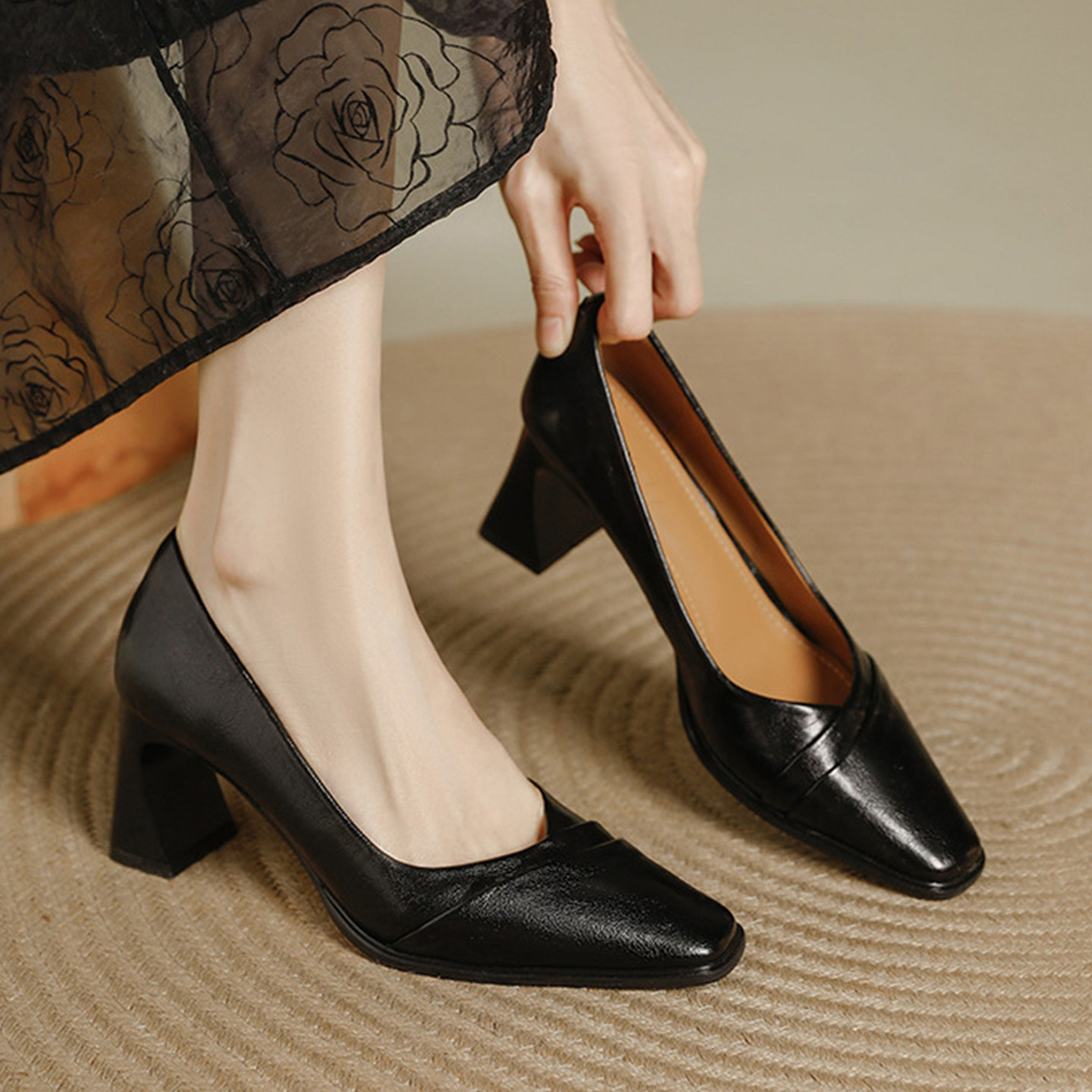 单鞋女2026春季新款法式复古粗跟通勤工作百搭时尚不累脚高跟鞋女